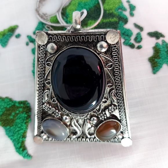 Gemstones Pendant with Neck chain - Picture 2 of 5